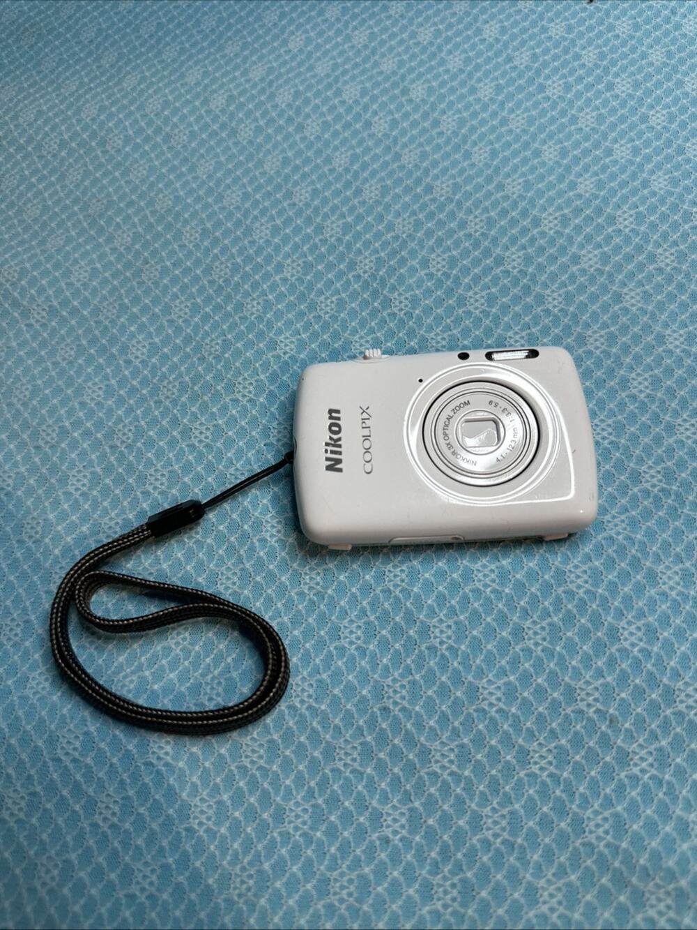 Nikon COOLPIX S01 Compact Camera White 10.1MP 3x Zoom 2.5in Micro With Cable